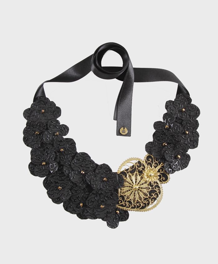 Colar Flores Pretas e Coração Prata Dourada – IrinasB