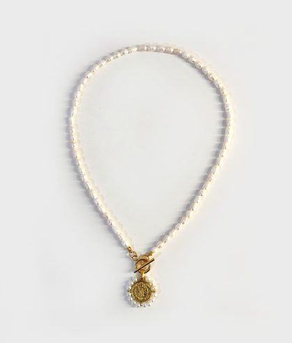 Colar Pérolas com Medalha Dourada – Elegância com Significado | IrinasB