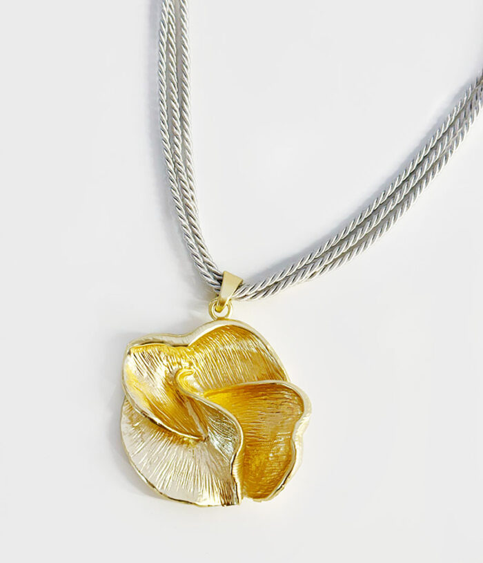 colar flor dourada e cordão cinza2