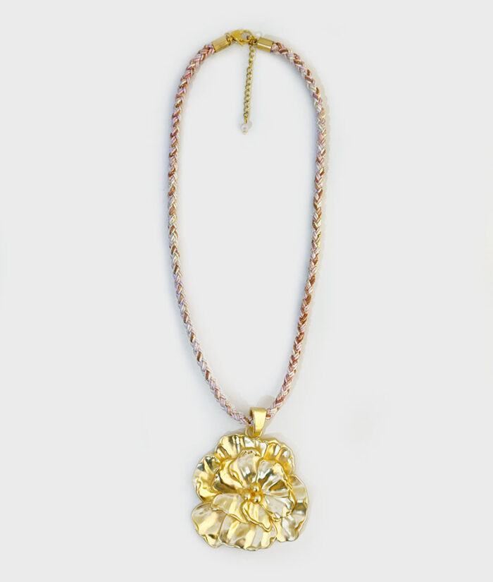 colar cordão rosa e castanho e flor em zamak 1