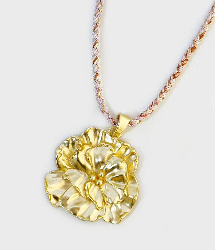 colar cordão rosa e castanho e flor em zamak2