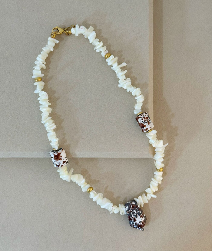 COLAR CASCALHO BRANCO E CERAMICA CASTANHA3