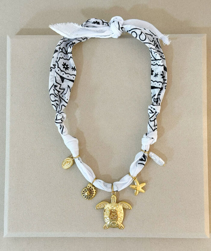 COLAR TECIDO BRANCO E PRETO E TARTARUGA DOURADA 1