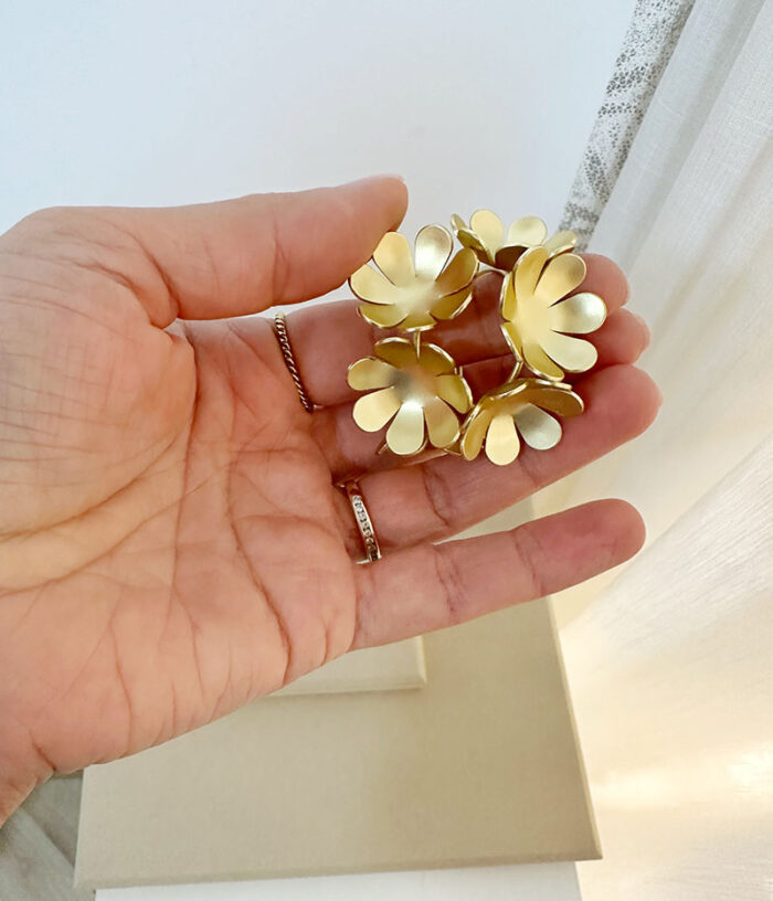 brincos 3 flores em latao com banho de ouro medem aprox 3,5 cm 1