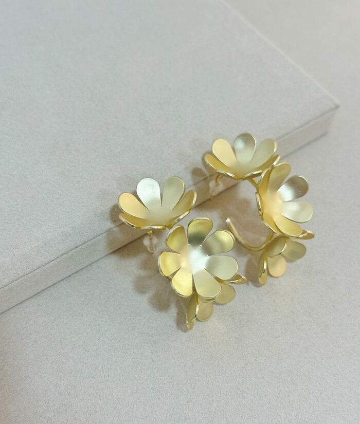 brincos 3 flores em latao com banho de ouro medem aprox 3,5 cm 6
