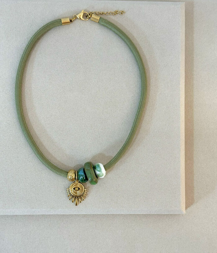 colar cordão verde e ceramicas 1