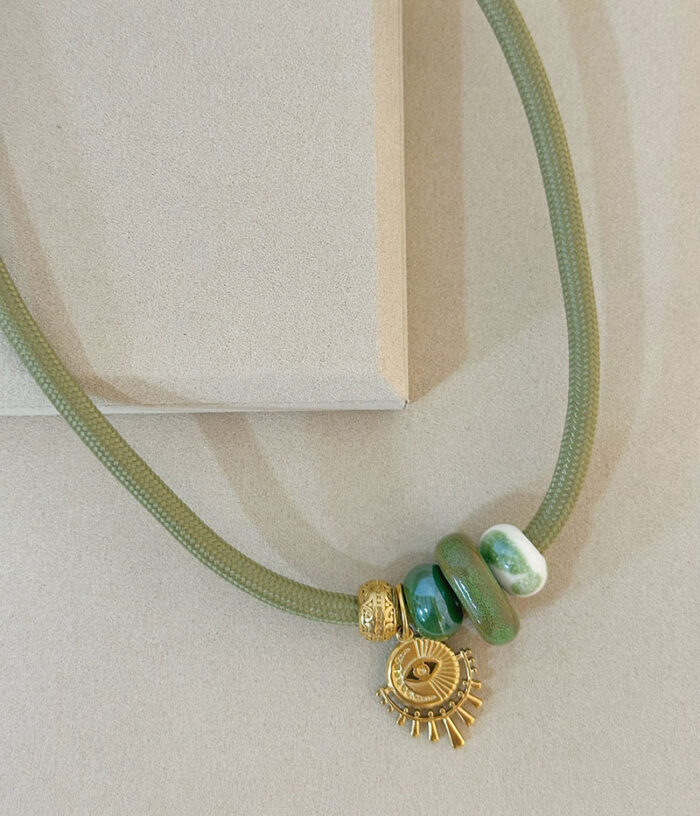 colar cordão verde e ceramicas 3