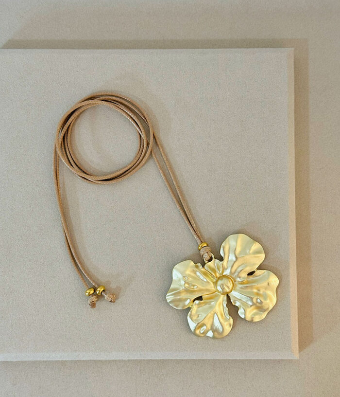 colar flor e cordão bege 1