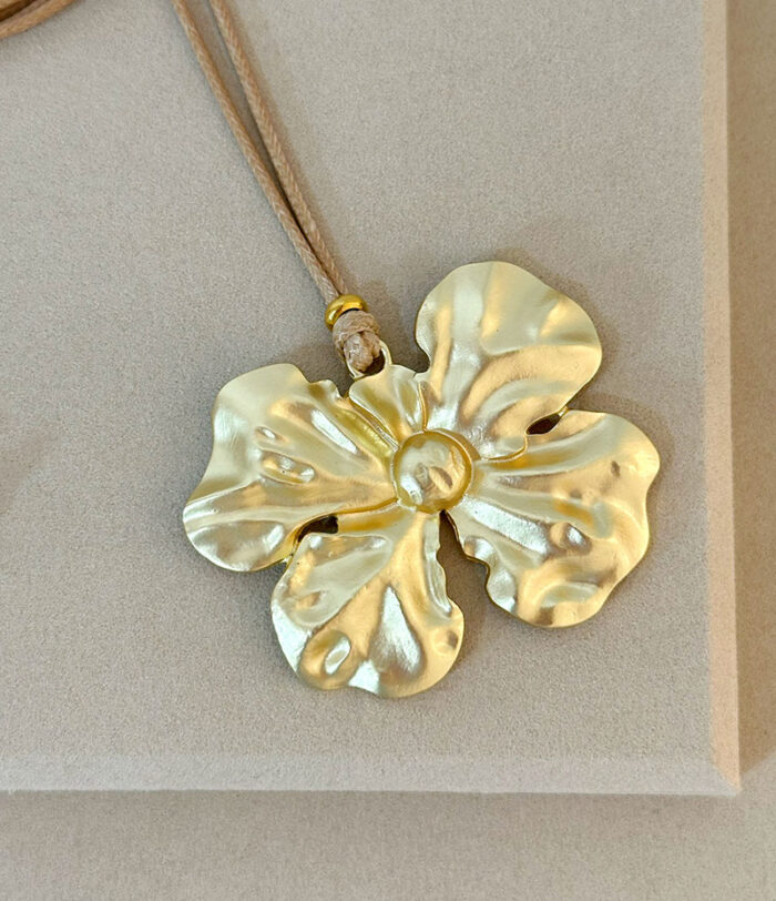 colar flor e cordão bege 2