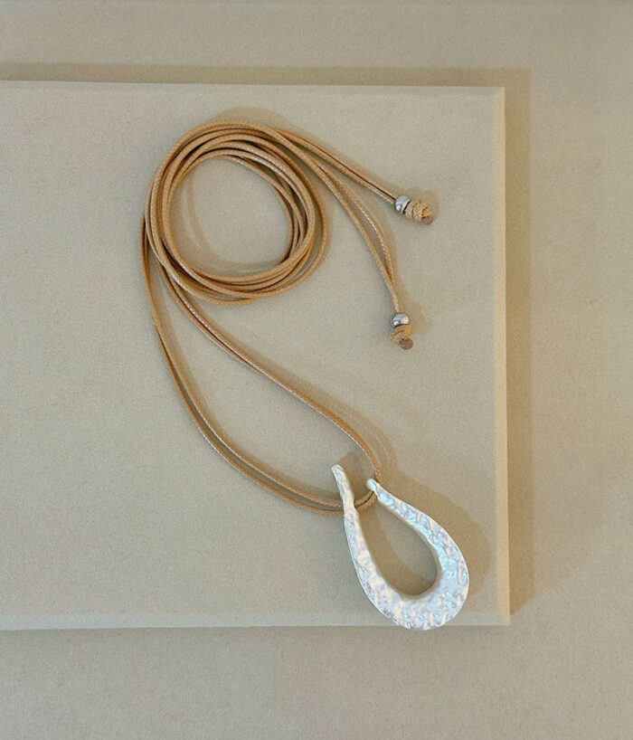 colar gota orgânica e cordão bege 1